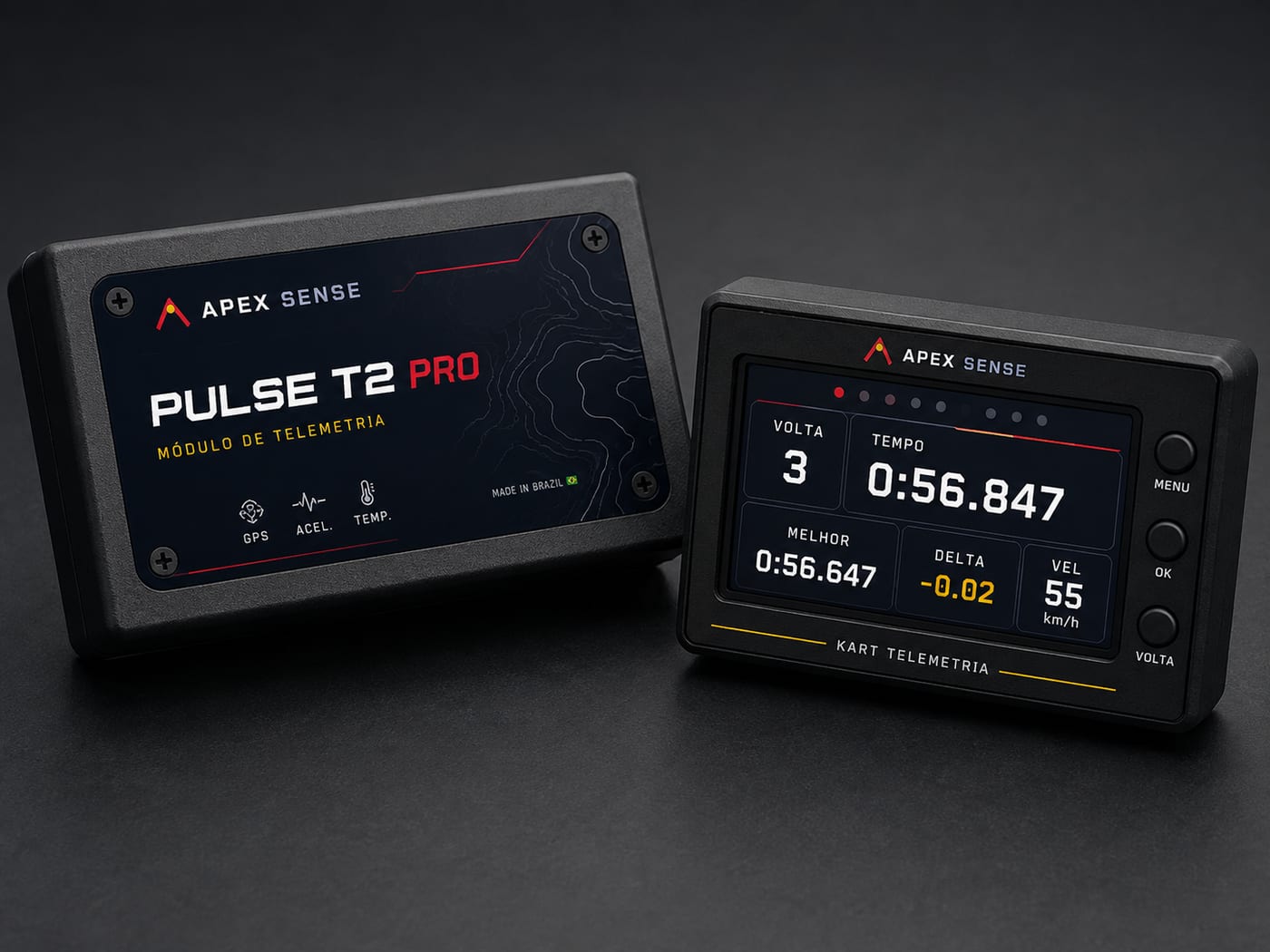 Pulse T2 Pro: o módulo de telemetria ao lado do display de volante, que mostra volta 3, tempo 0:56.847, melhor 0:56.647, delta menos 0,02 e 55 km/h.